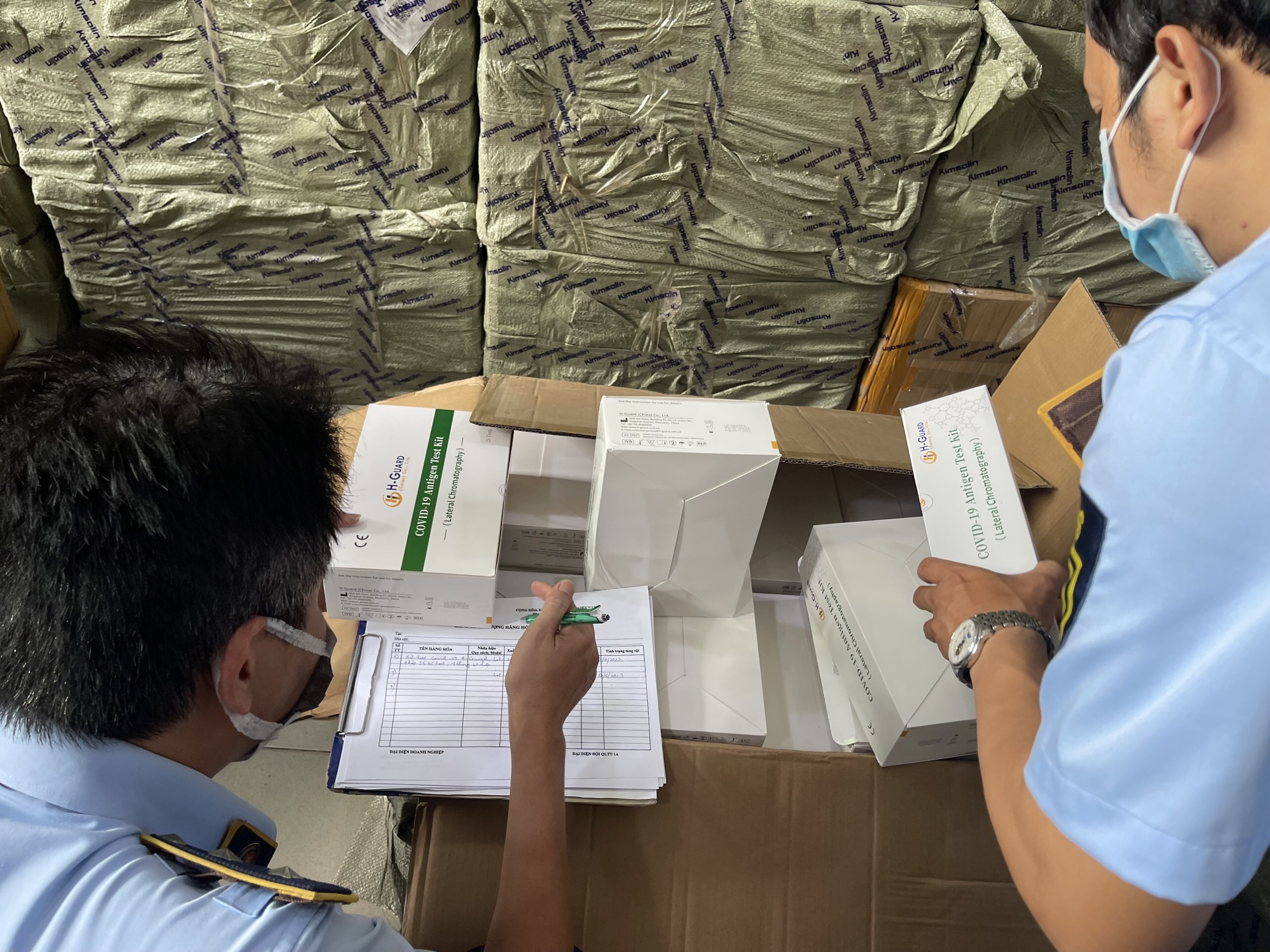 TP.HCM Thu giữ 60.000 kit test Covid-19 và 80.000 viên Liên Hoa Thanh Ôn