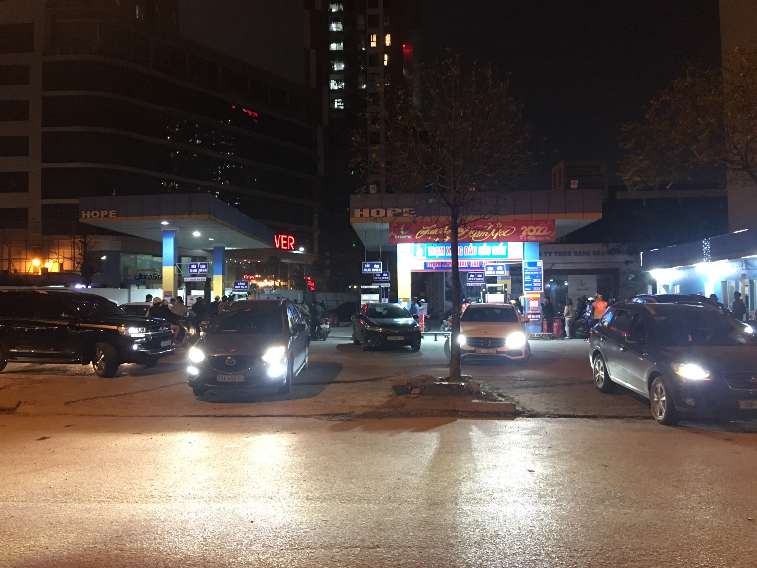 Dân Hà Nội xếp hàng dài, chen chúc nhau đổ xăng trước thông tin sắp tăng giá mạnh