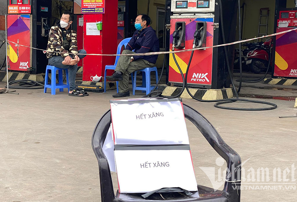 Ảnh Người Hà Nội mang theo can mua xăng, loạt cây xăng lại treo biển hết hàng