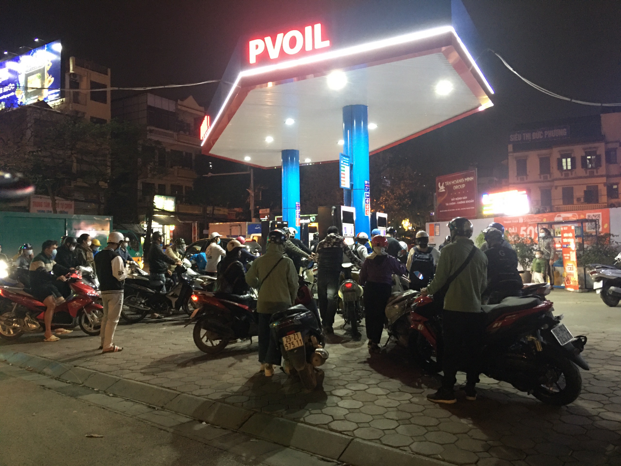 Giá xăng tăng sốc gần 3.000 đồnglít 