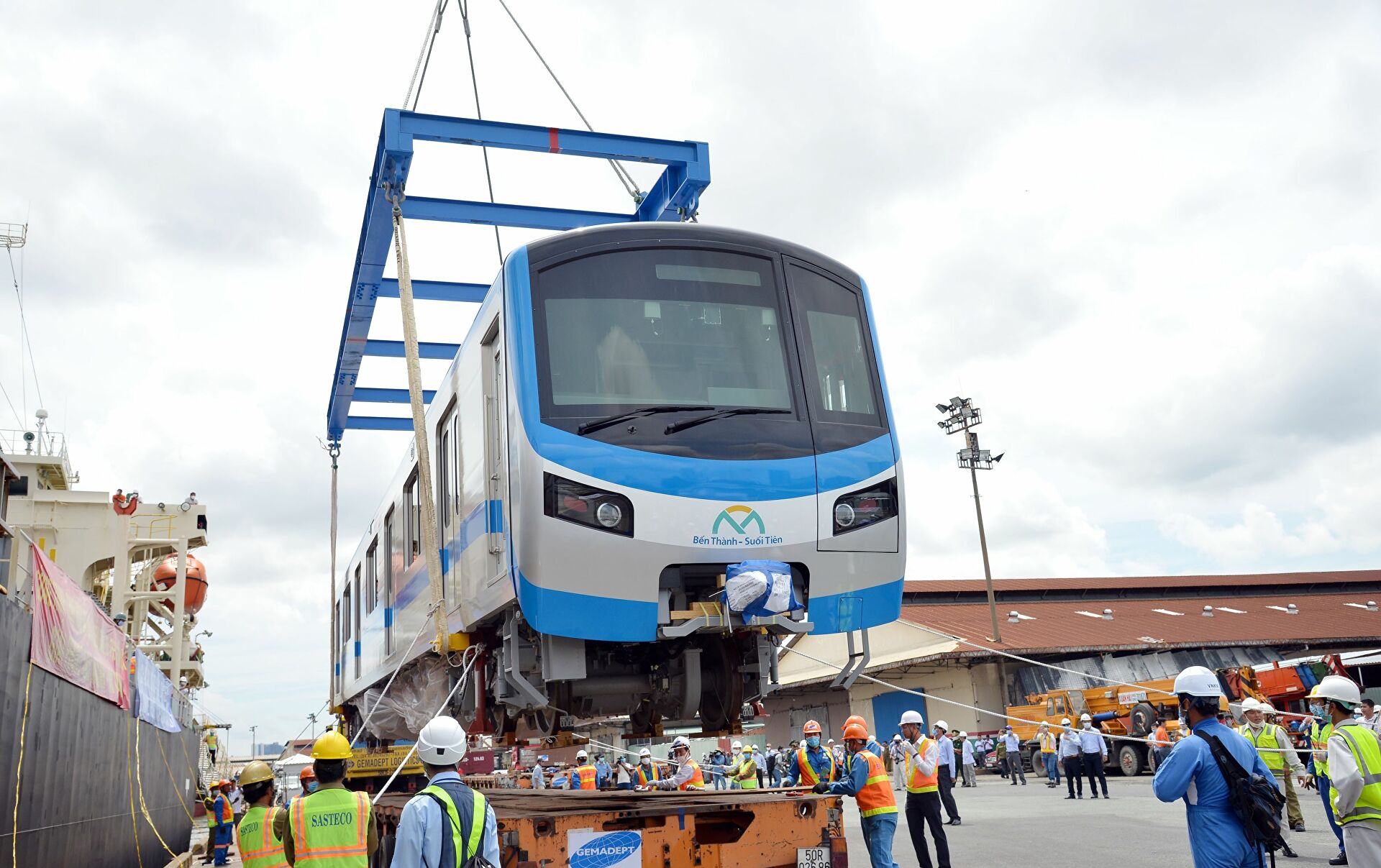 Thêm 2 đoàn tàu của Metro số 1 cập cảng Khánh Hội