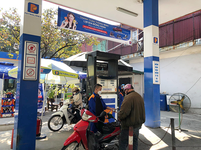 Linh hoạt sử dụng công cụ thuế, phí trong điều hành giá xăng dầu