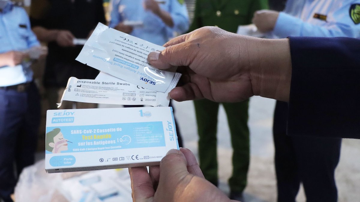 Hà Nội thu giữ lô kit test, thuốc tân dược... trị giá trên 10 tỉ đồng