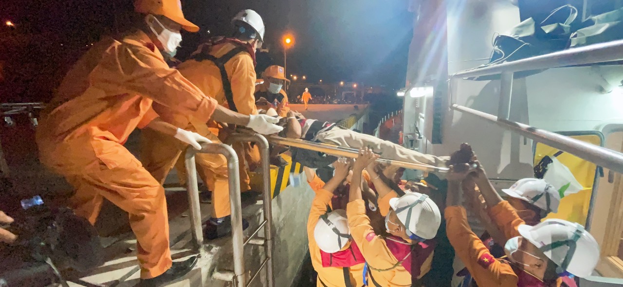 Khánh Hòa Cứu nạn kịp thời thuyền viên tàu Quảng Nam bị tai nạn nghiêm trọng trên biển