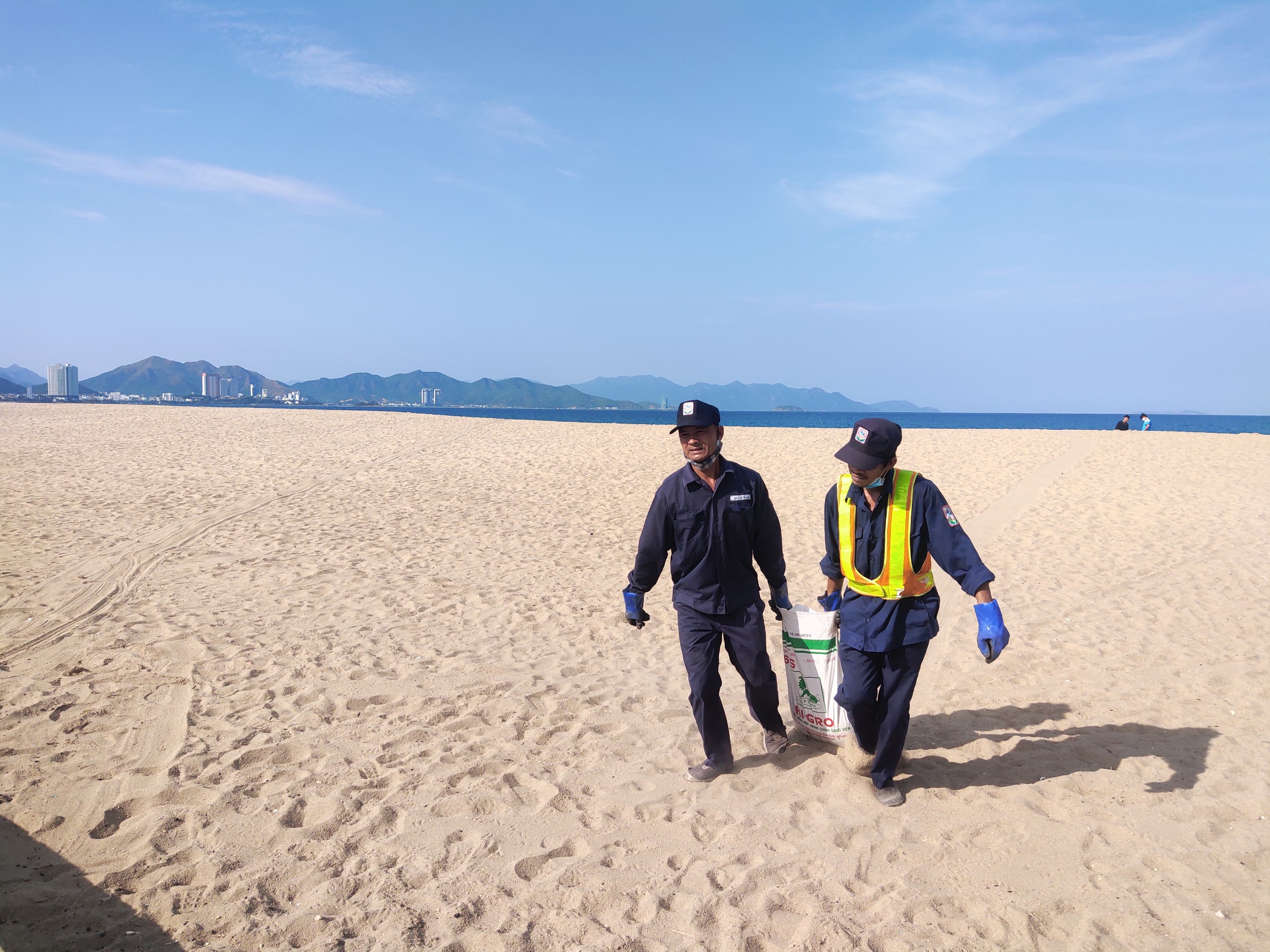 Khánh Hòa Hàng tấn dầu vón cục dạt vào bãi tắm ở biển Nha Trang