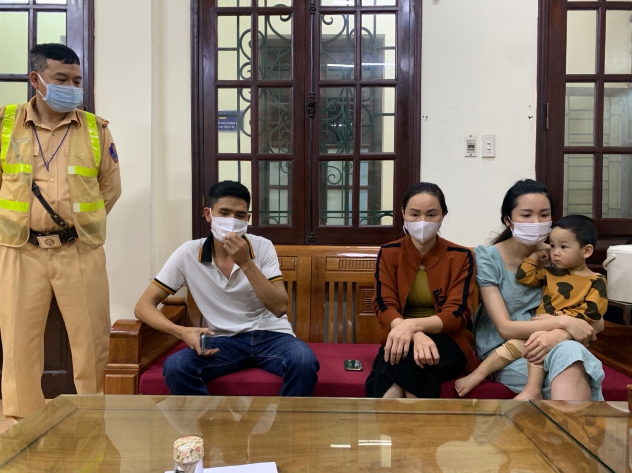 CSGT Quảng Ninh kịp thời ngăn chặn đối tượng đưa con lên cầu Bãi Cháy đe dọa giết bé