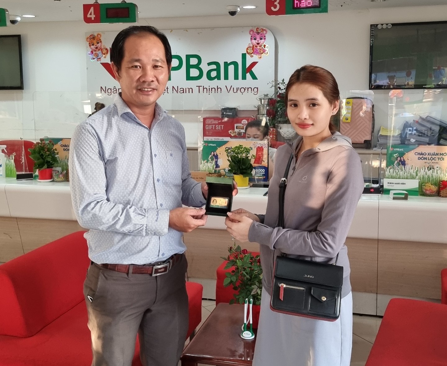 Hơn 1 tỷ đồng đã được VPBank trao tới tay khách hàng may mắn dịp đầu năm