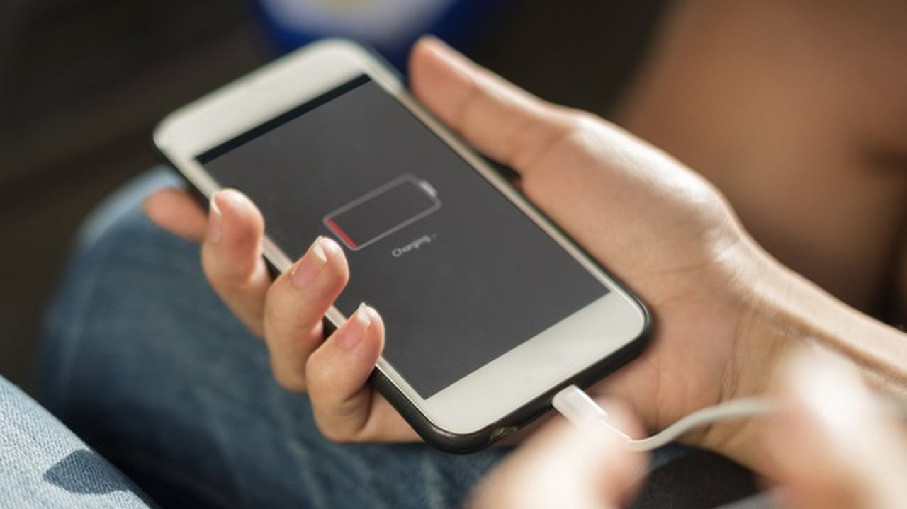 Một phụ nữ ở Hà Tĩnh tử vong nghi do dùng điện thoại khi sạc pin