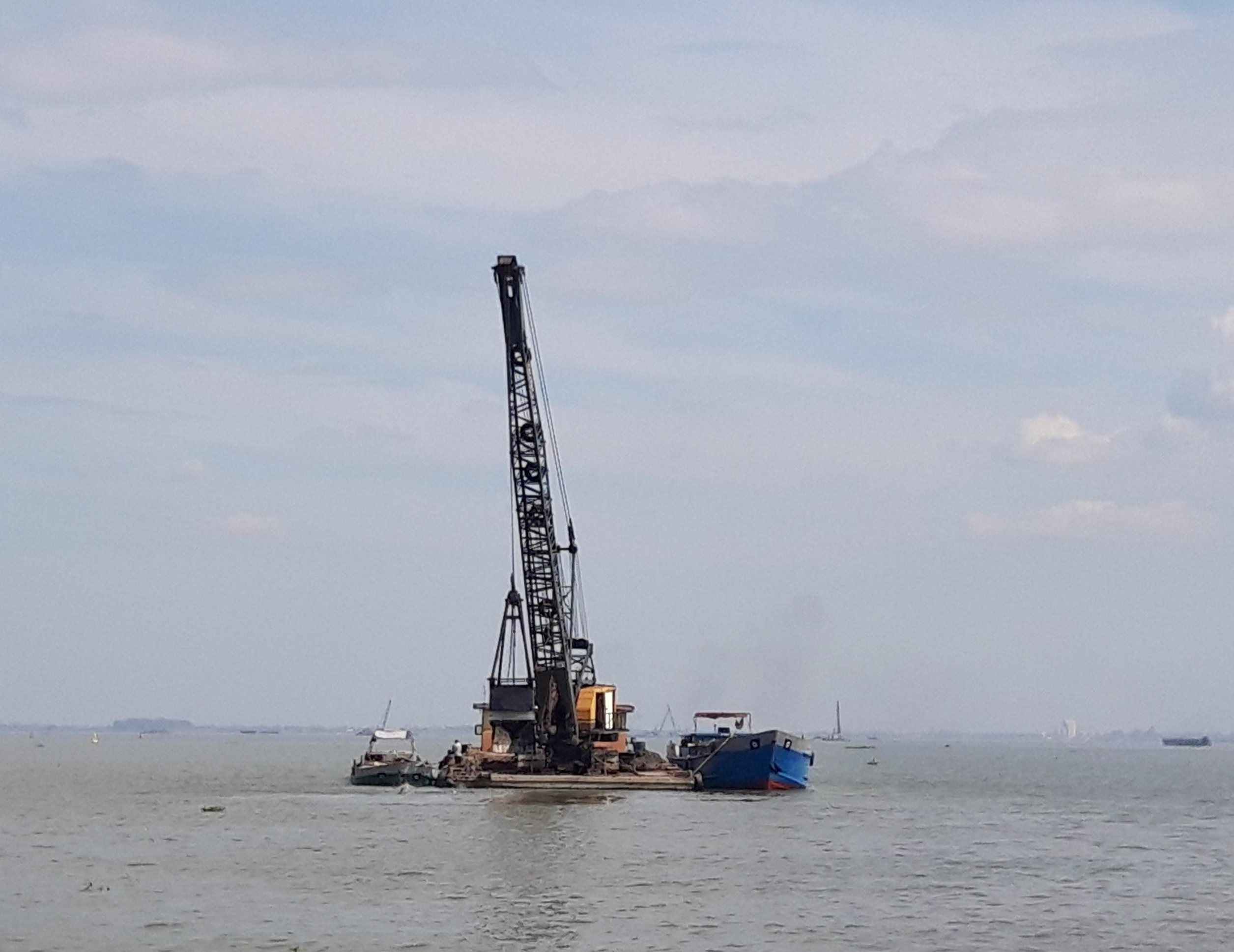 Vĩnh Long xử phạt 1.5 tỷ đồng đối với 4 người khai thác cát trái phép