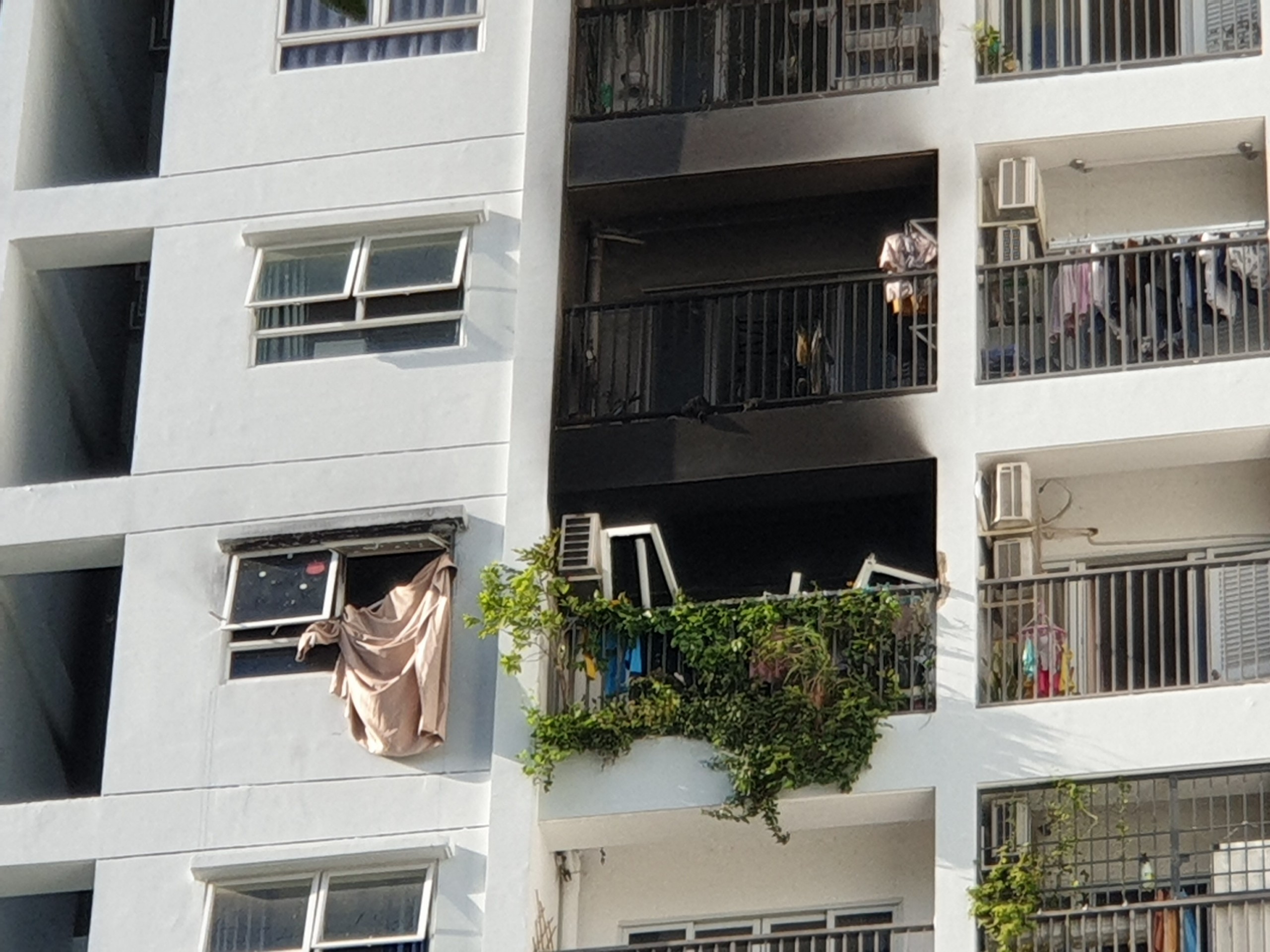 TP.HCM Cháy chung cư Carillon 5, hai mẹ con nhảy lầu tử vong