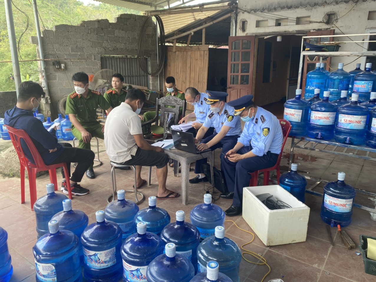 Lạng Sơn Phát hiện cơ sở sản xuất nước tinh khiết giả mạo nhiều nhãn hiệu
