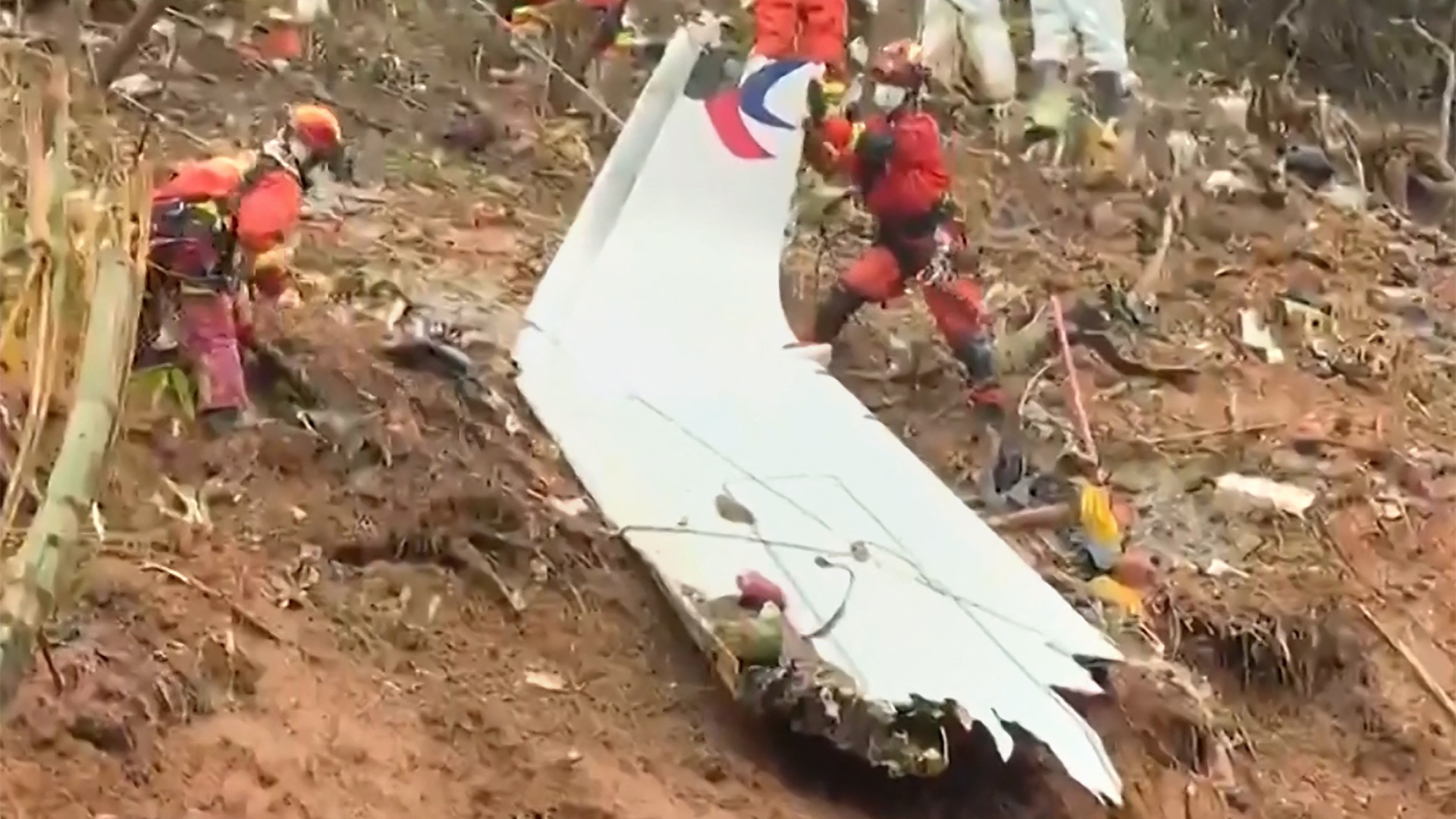 Vụ rơi máy bay ở Trung Quốc Tìm thấy chiếc hộp đen thứ 2