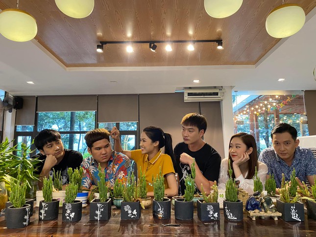 Loạt ảnh hậu trường hài hước trong phim Lối về miền hoa