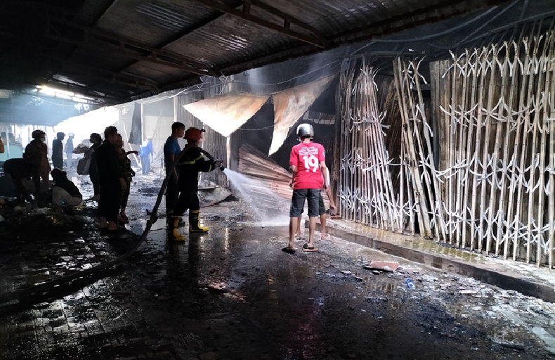 An Giang Cháy 40 ki-ốt tại Trung tâm thương mại Thị trấn Cái Dầu, ước tính thiệt hại khoảng 5 tỷ đồng