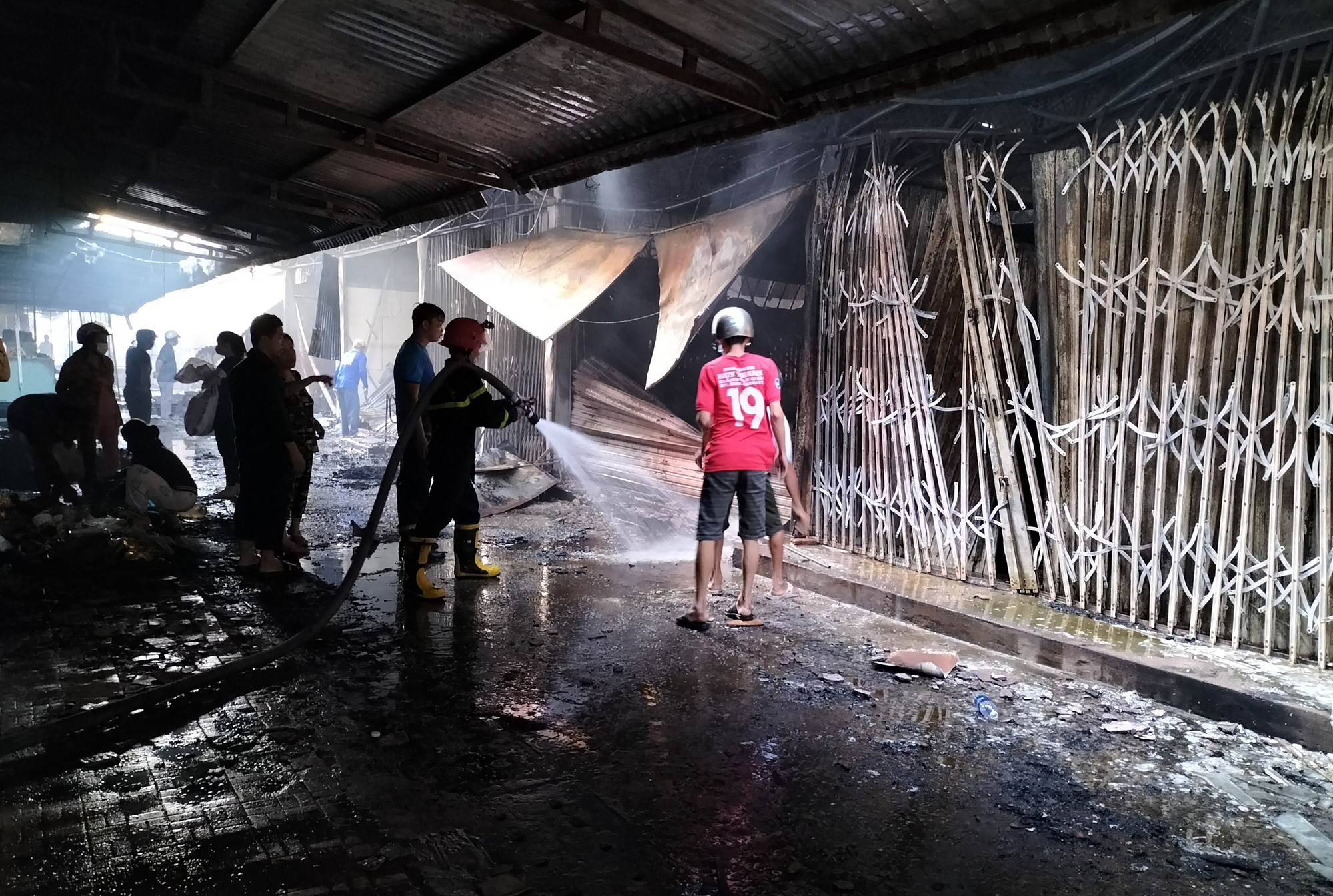 An Giang hỗ trợ tiểu thương bị thiệt hại trong vụ cháy Trung tâm thương mại Thị trấn Cái Dầu