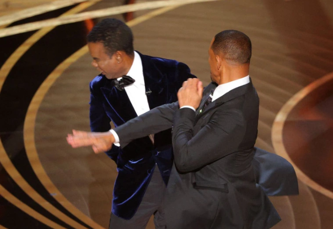 Hy hữu tại Oscar 2022 Diễn viên Will Smith tát đồng nghiệp trên sân khấu