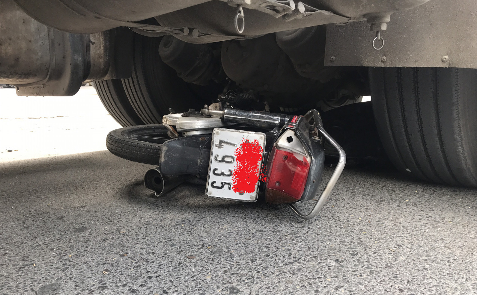 Bình Dương Xe đầu kéo cán hai vợ chồng tử vong tại chỗ