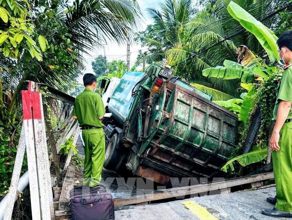 Xe rác tải trọng lớn đi nhầm, làm sập cầu ở Cần Thơ