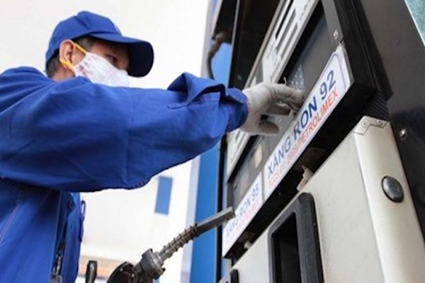 Cần tiếp tục loại bỏ các sắc thuế khi giá xăng không hạ nhiệt