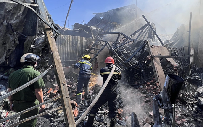 An Giang Nhiều ngôi nhà tại TP Long Xuyên bị lửa thiêu rụi