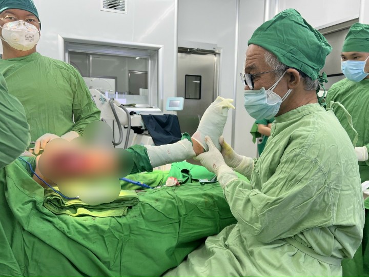 Khánh Hòa Nam bệnh nhân có chân cong vẹo do di chứng sốt bại liệt được phẫu thuật thành công