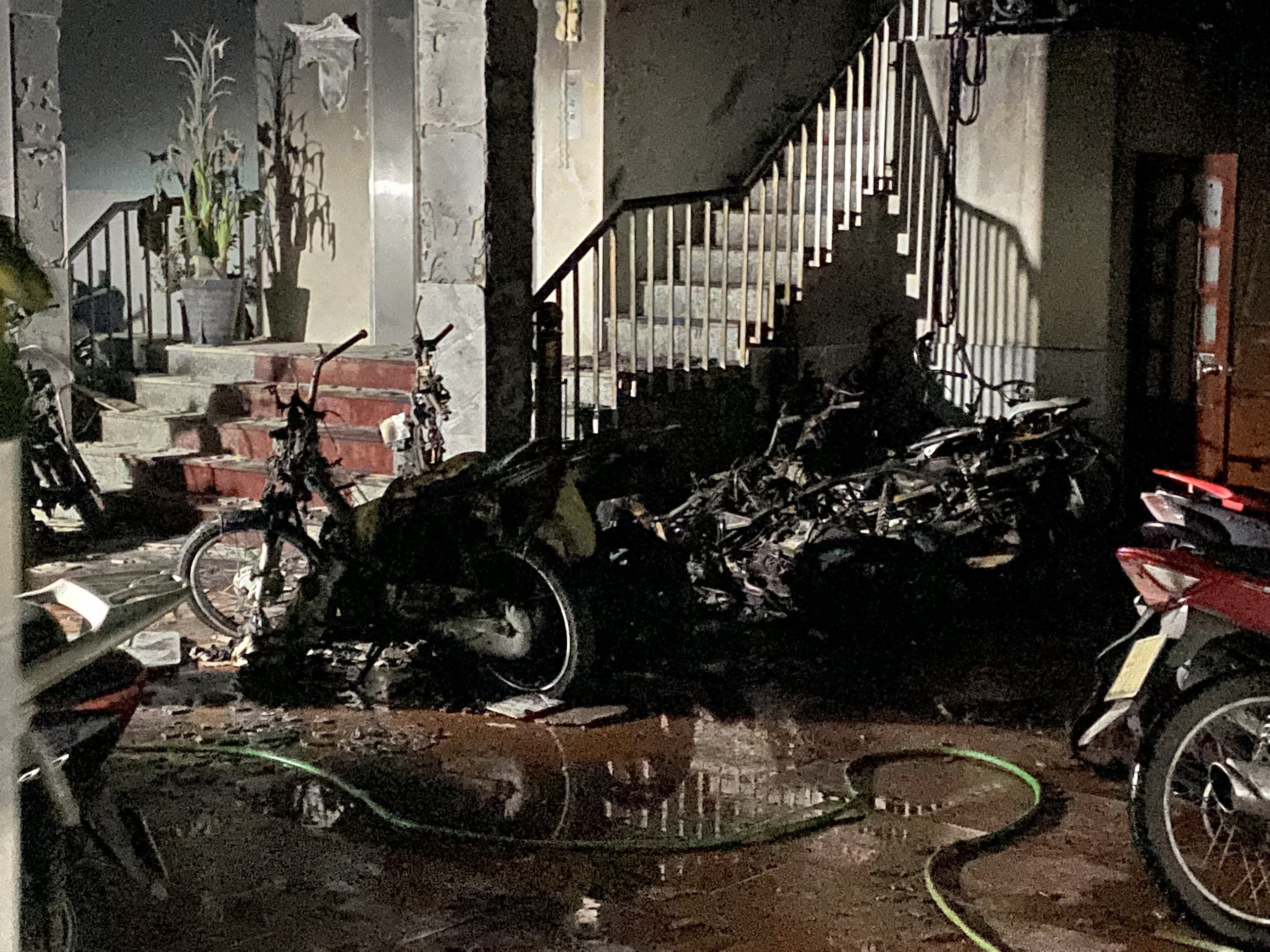 Khu trọ tại Hà Nội bốc cháy khiến một người chết và nhiều người bị thương nặng