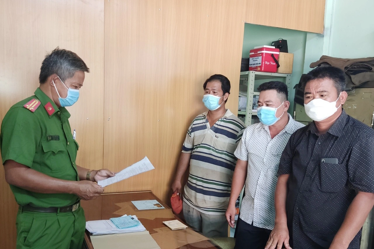 Chở 600 thùng bia không rõ nguồn gốc, 3 cá nhân bị phạt hơn 100 triệu đồng