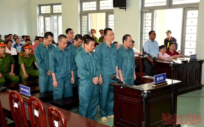 Truy tố đối tượng cầm đầu đường dây buôn lậu xăng, dầu hơn 2.000 tỷ đồng