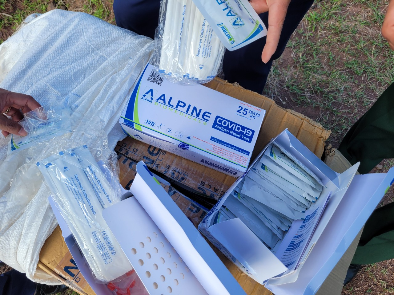 Tạm giữ gần 2.000 bộ kit test Covid-19 không rõ nguồn gốc ở Quảng Trị