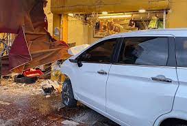 Đà Nẵng Ô tô mất mất lái đâm vào tiệm bánh mì khiến 3 người bị thương