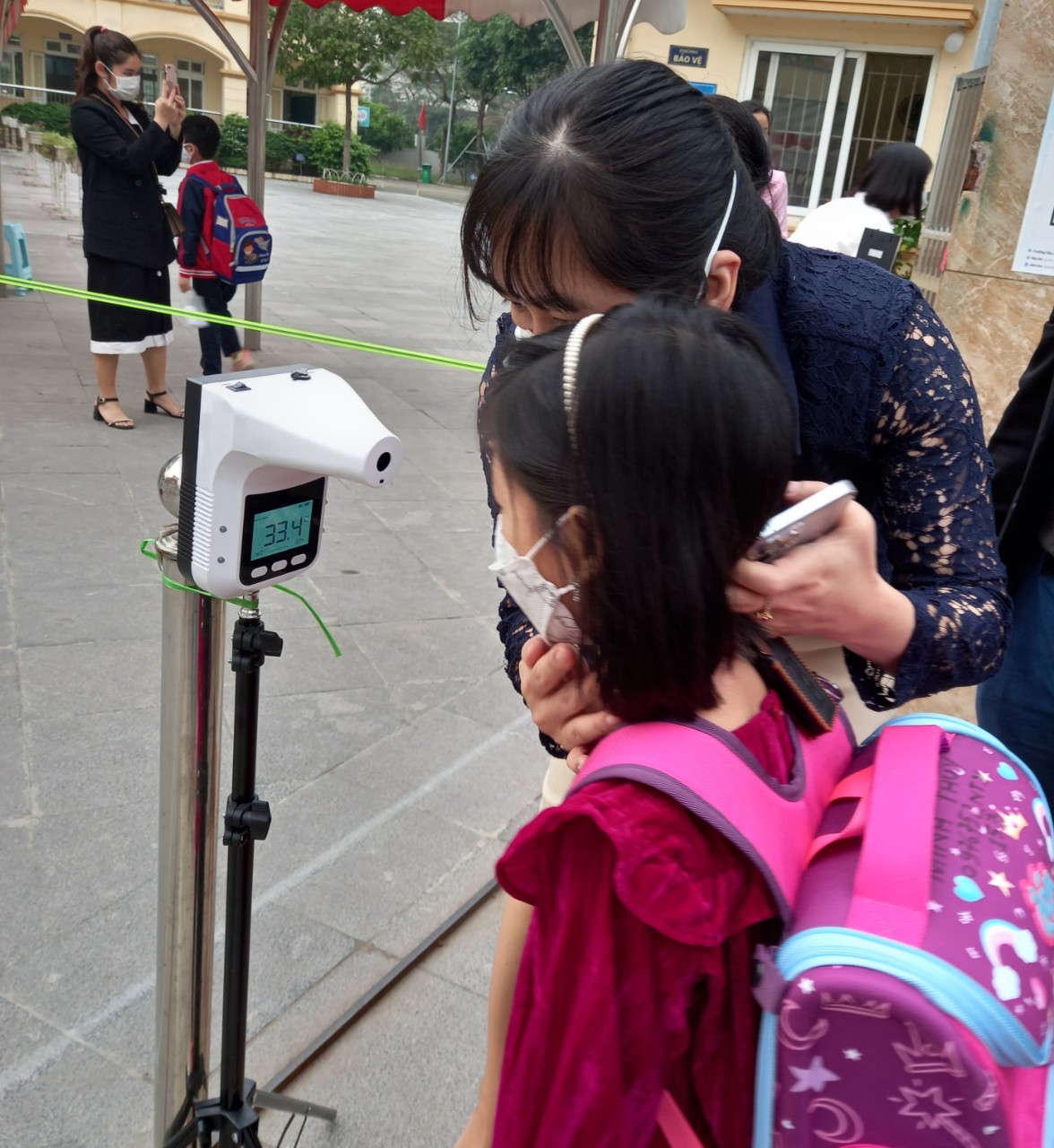 Học sinh Hà Nội tựu trường vào đầu hè sau thời gian dài nghỉ dịch