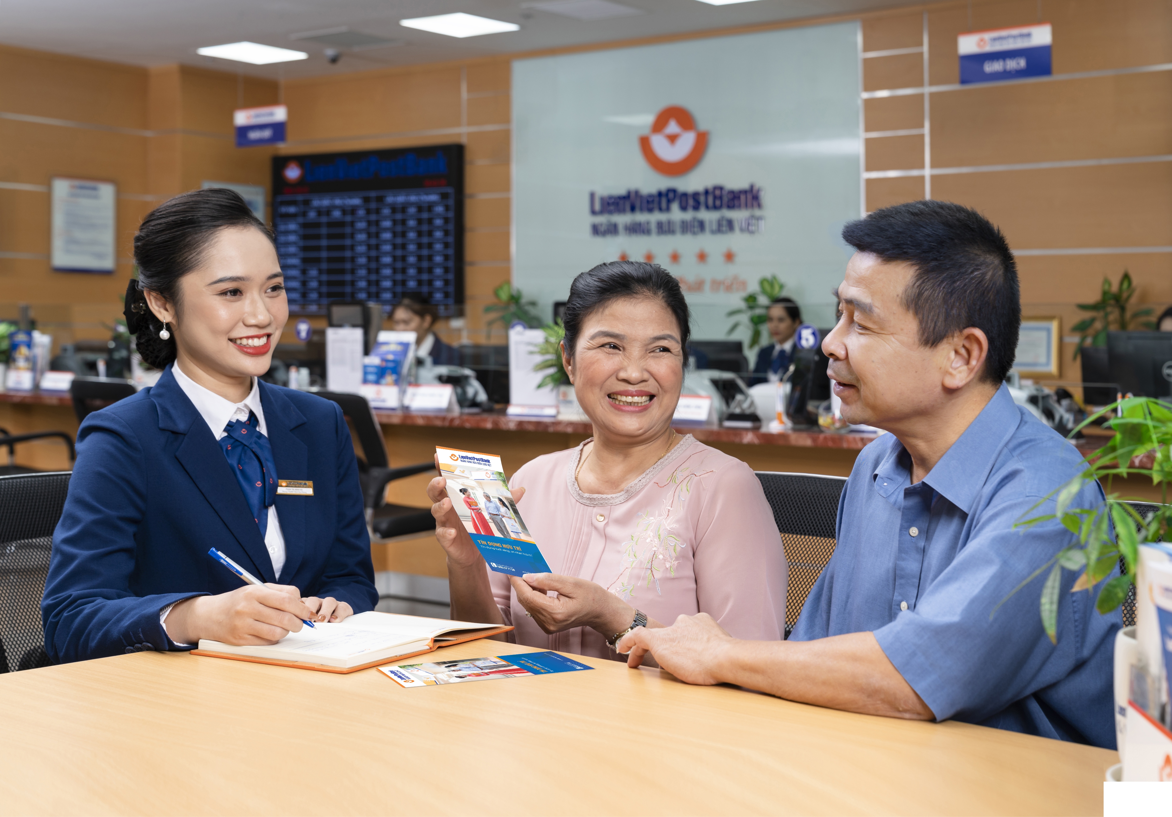 Khi người cao tuổi, cơ quan bảo hiểm và ngân hàng cùng thúc đẩy xã hội không tiền mặt 