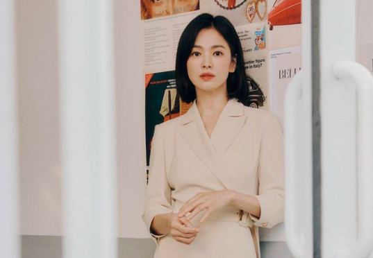 Song Hye Kyo thanh thoát khi diện các mẫu đầm công sở