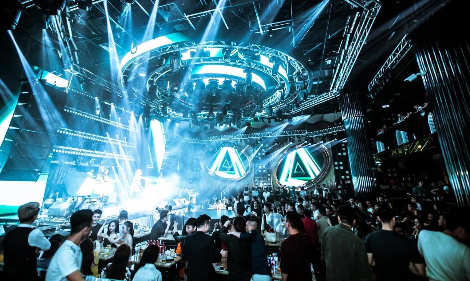 Nghệ An mở cửa trở lại các dịch vụ quán bar, karaoke 