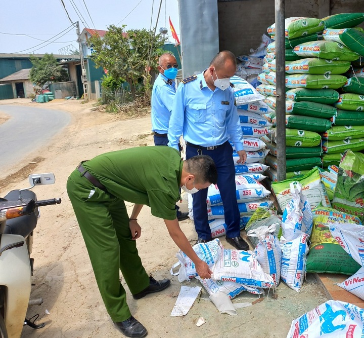 Phát hiện cơ sở kinh doanh 5 tấn thức ăn chăn nuôi hết hạn sử dụng