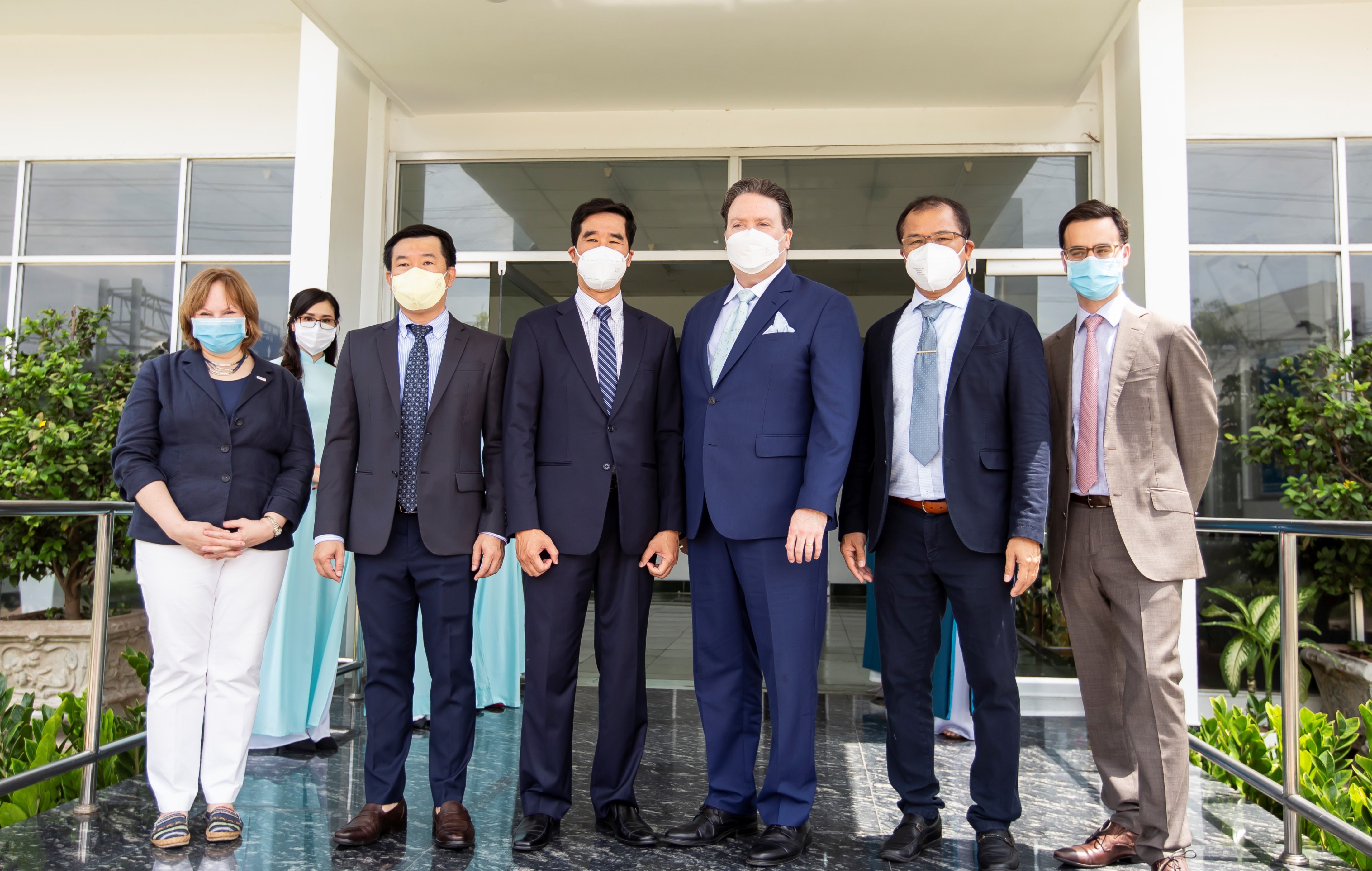 Tân đại sứ Hoa Kỳ tại Việt Nam thăm nhà máy sữa Vinamilk Cần Thơ