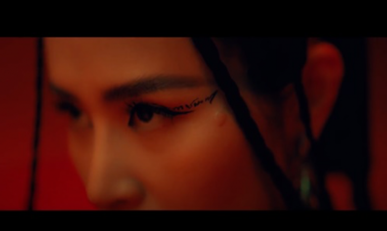 Đông Nhi ma mị trong MV Đôi mi em đang u sầu 