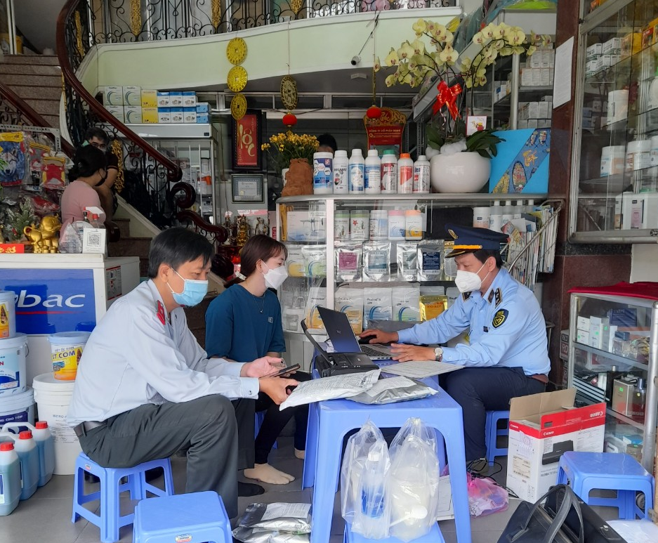 Phạt 37 triệu đồng hai hộ kinh doanh bán thức ăn chăn nuôi kém chất lượng