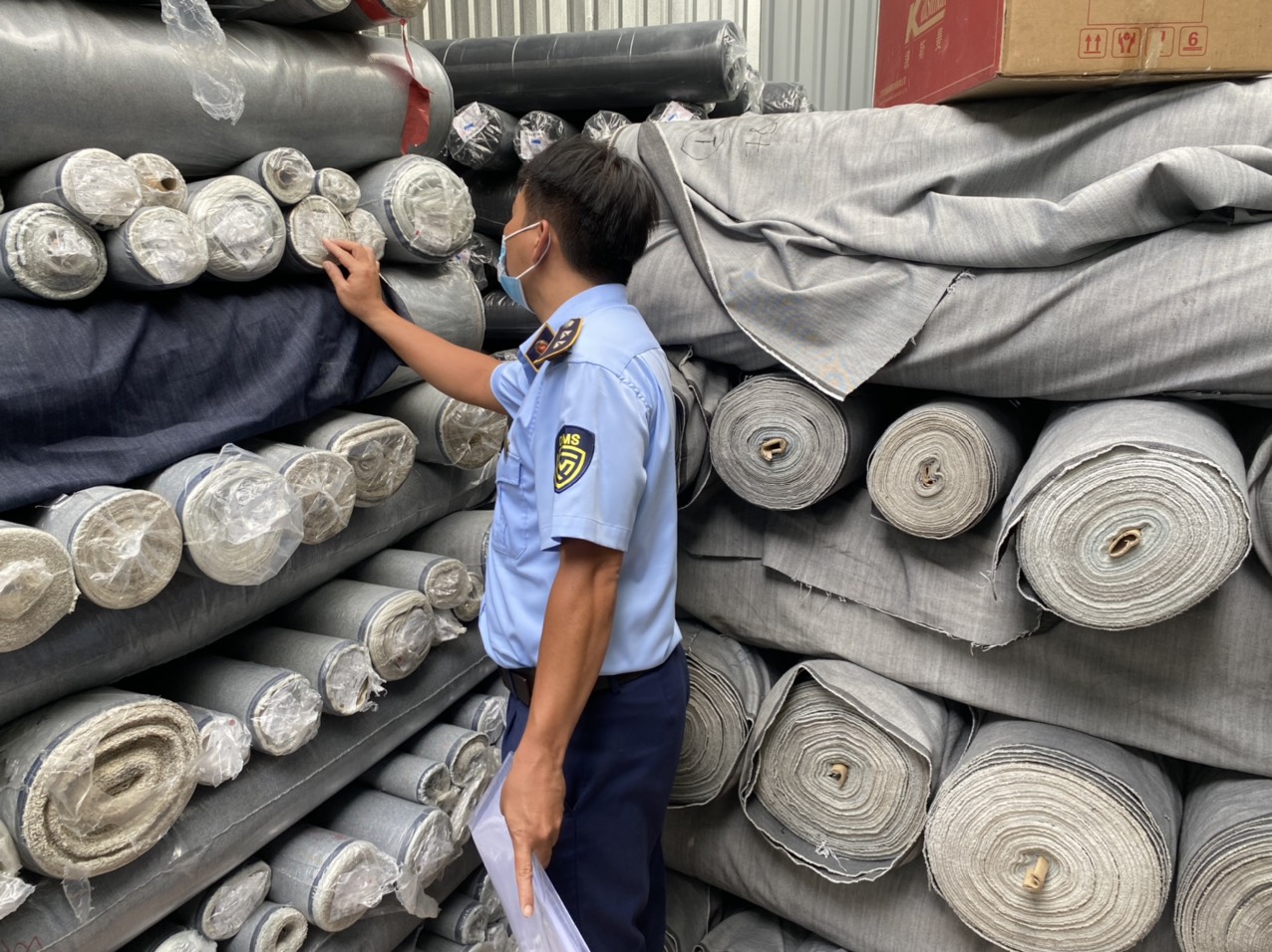 TP.HCM Phát hiện thu giữ hơn 7 tấn vải lậu trị giá trên 300 triệu đồng