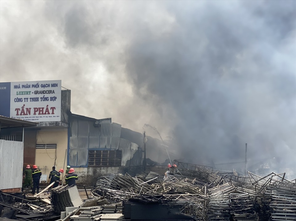 Bình Định Cháy lớn tại công ty Tấn Phát thuộc Cụm công nghiệp Nhơn Bình