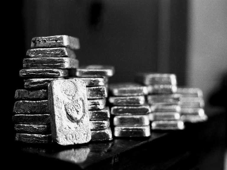 Giá dầu thô đảo chiều tăng 6%, nhóm kim loại khởi sắc