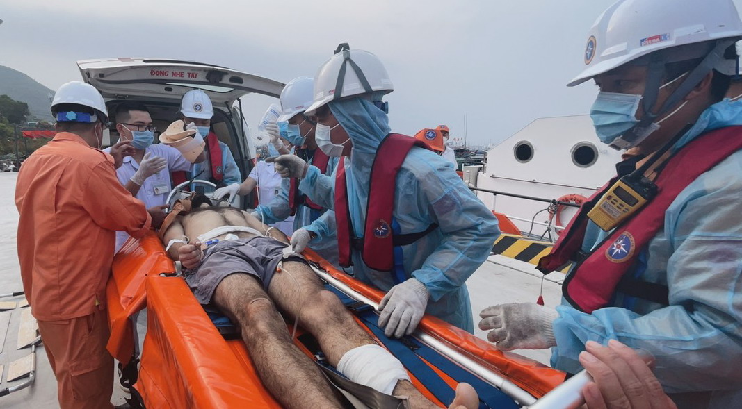Khánh Hòa Cứu nạn thành công thuyền viên nước ngoài bị thương nặng