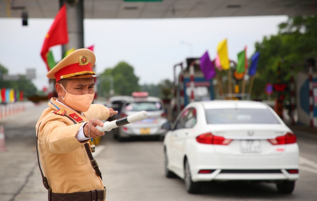 Cảnh sát giao thông toàn quốc mở cao điểm tuần tra, kiểm soát giao thông dịp 304 - 15