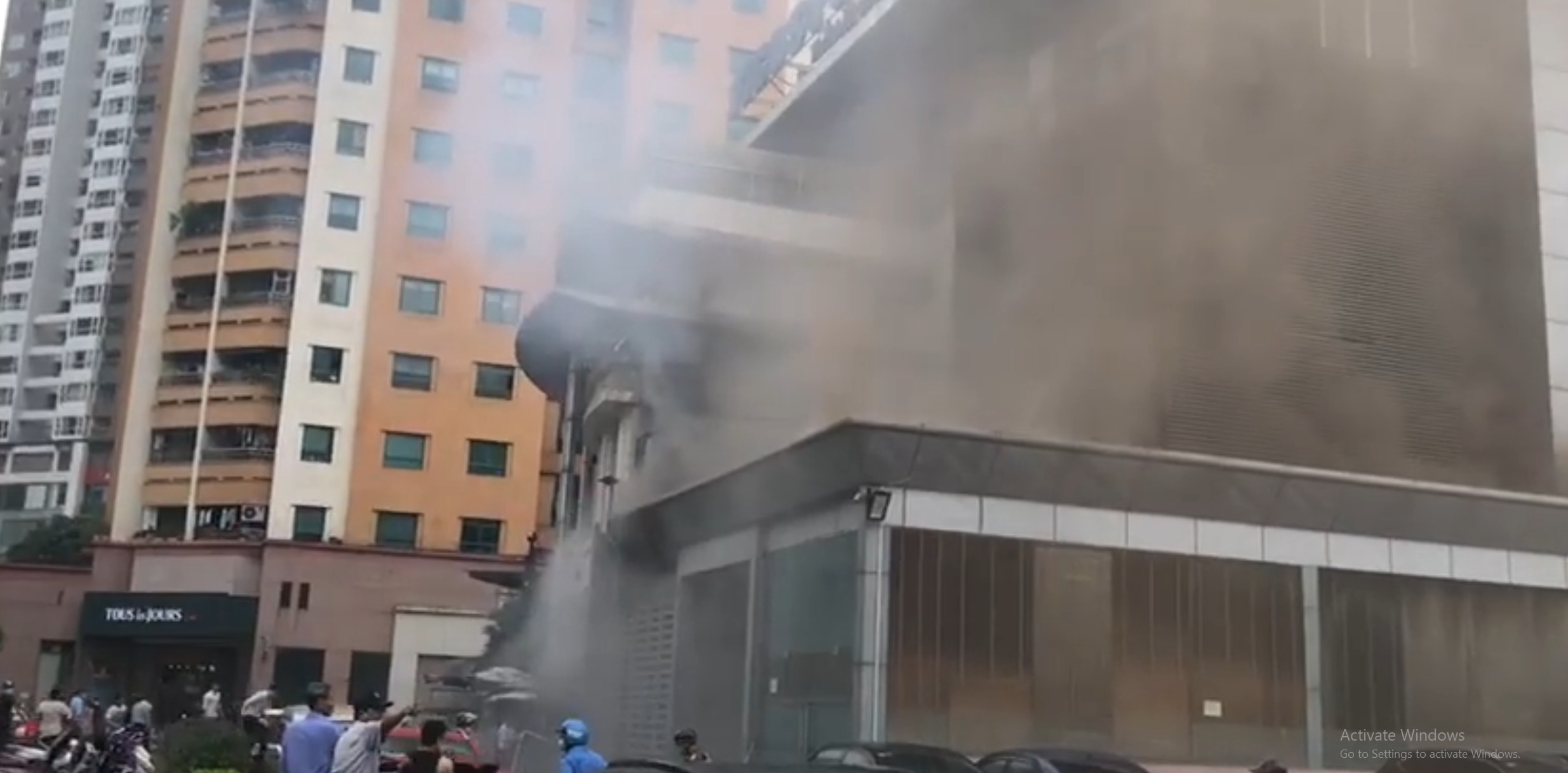 Hà Nội Cháy nhà hàng Vicostone 167 Hoàng Ngân, người dân hốt hoảng bỏ chạy