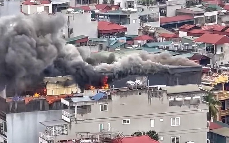 Video Khói đen bao trùm căn nhà 8 tầng ở Đê La Thành - Hà Nội 