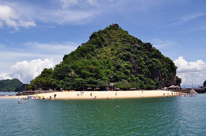 Khám phá vẻ đẹp và không gian yên bình trên đảo Ti Tốp - Quảng Ninh