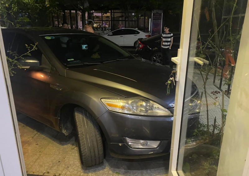 Huế Tạm đình chỉ chức phó trưởng phòng bị tố đỗ xe ngang ngược, lăng mạ người dân