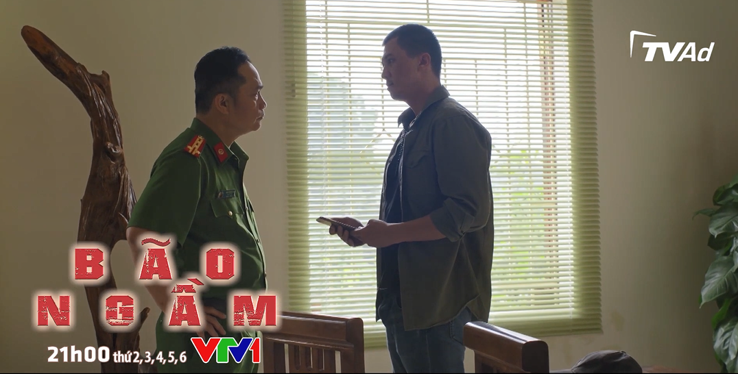 Preview Bão ngầm tập 41 Hải Triều phát hiện ra chiếc điện thoại đáng ngờ tại nhà sư phụ