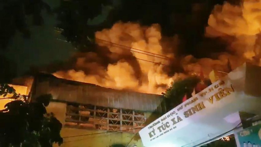 Cháy lớn cạnh kí túc xá Đại học Sư phạm TP.HCM, sinh viên hoảng loạn tháo chạy