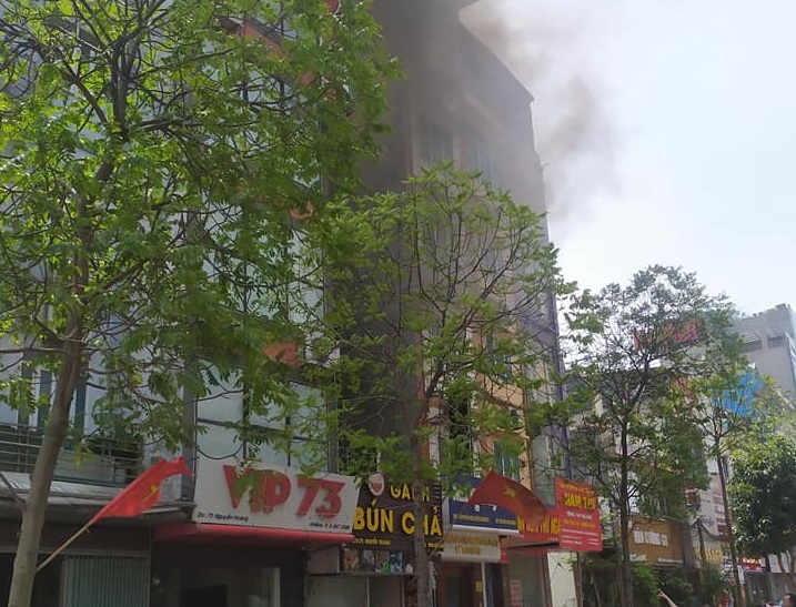 Quán bún chả ở Hà Nội bốc cháy dữ dội giữa trưa